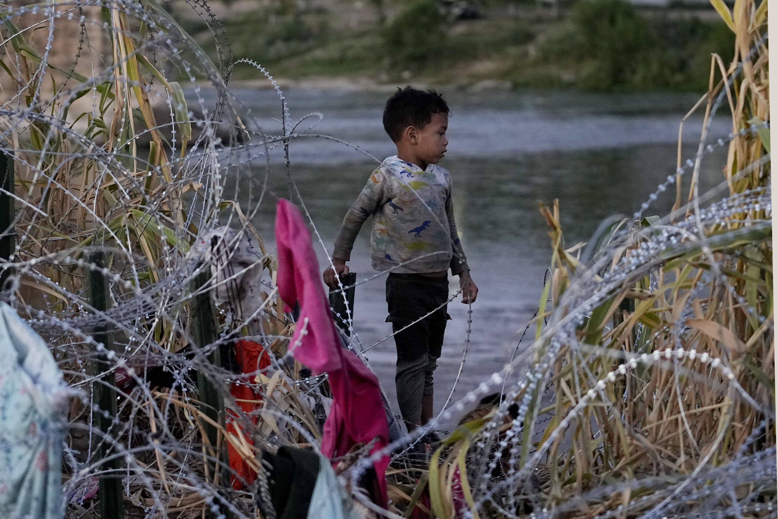 they-rescue-8-immigrant-children-abandoned-on-a-raft-in-the-rio-grande