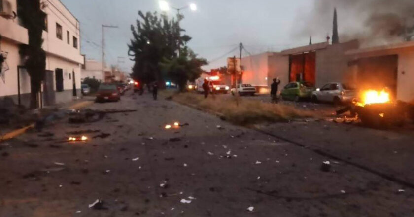 Terror in Guanajuato: 3 police officers are killed in a bar and a car bomb explodes outside the headquarters