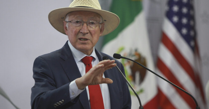 Ambassador Ken Salazar attacks AMLO and accuses him of closing himself to US cooperation in security